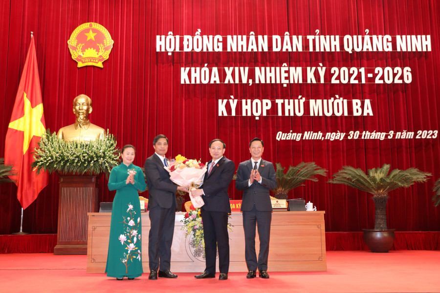 Ông Vũ Văn Diện (thứ 2 bên trái).