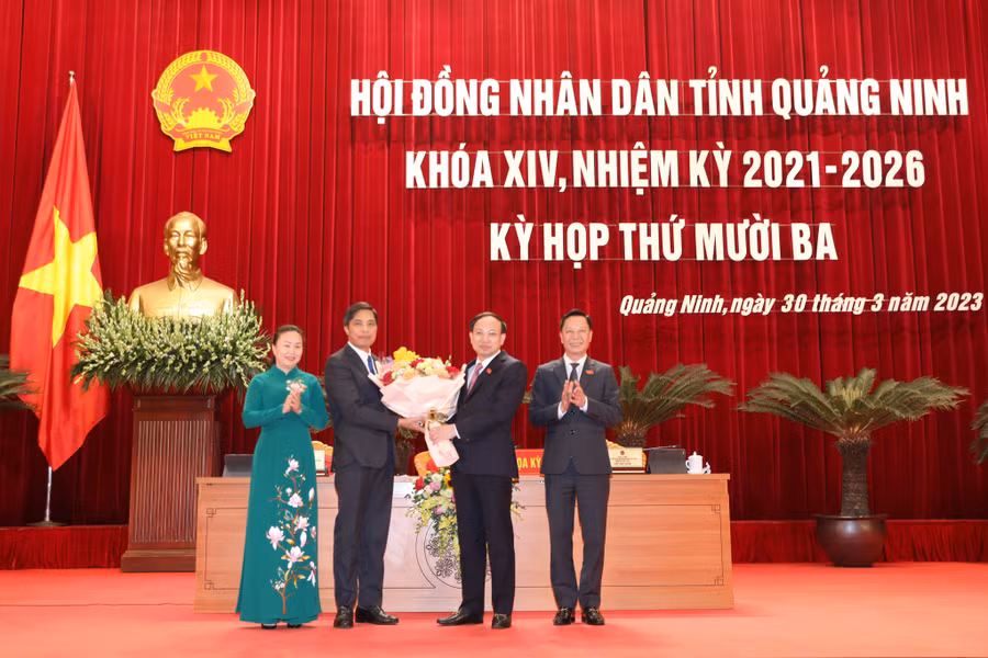 Ông Vũ Văn Diện (thứ 2 bên trái).
