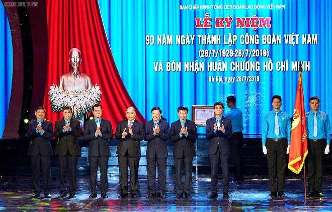 Thay mặt lãnh đạo Đảng, Nhà nước, Thủ tướng Nguyễn Xuân Phúc trao tặng Huân chương Hồ Chí Minh lần thứ 3 cho Công đoàn Việt Nam. - Ảnh: VGP/Quang Hiếu