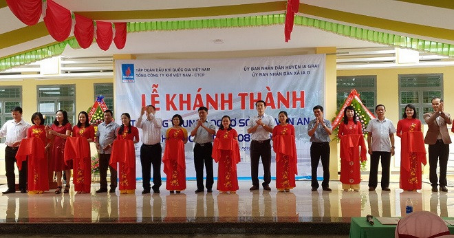 Cắt băng khánh thành trường Trung học cơ sở (THCS) Chu Văn An tại xã Ia O, huyện Ia Grai, tỉnh Gia Lai Cắt băng khánh thành trường Trung học cơ sở (THCS) Chu Văn An tại xã Ia O, huyện Ia Grai, tỉnh Gia Lai