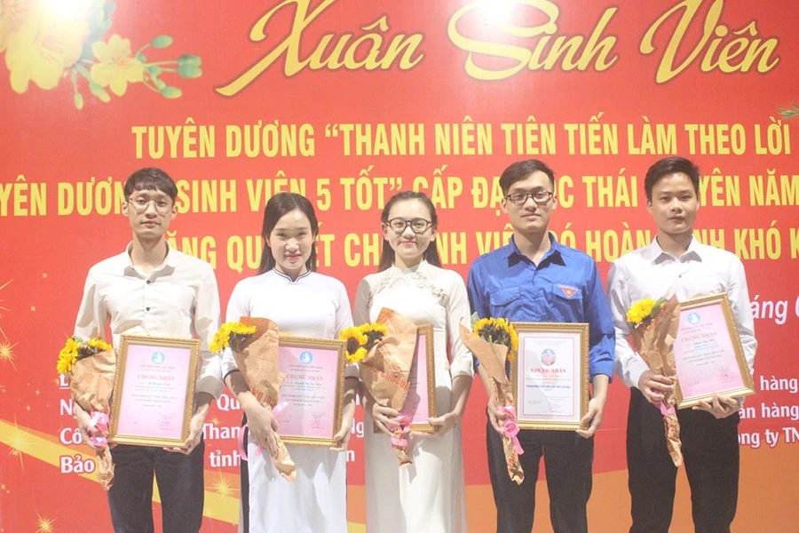 Lê Quốc Bảo, nguyên sinh viên khoa Quốc tế (Đại học Thái Nguyên) người thứ 2 từ bên phải sang