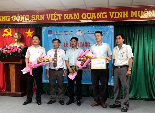 Bệnh viện CH&PHCN Cần Thơ trao Thư cảm ơn, ghi nhận sự hỗ trợ của PV GAS Bệnh viện CH&PHCN Cần Thơ trao Thư cảm ơn, ghi nhận sự hỗ trợ của PV GAS