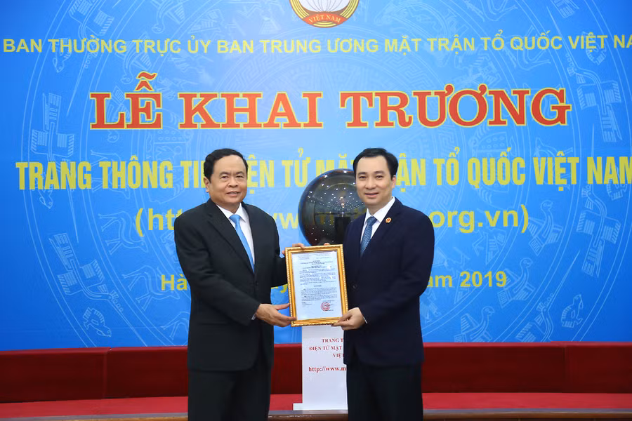 Chủ tịch UBTƯ MTTQ Việt Nam Trần Thanh Mẫn trao quyết định bổ nhiệm Trưởng ban Biên tập Trang thông tin điện tử MTTQ Việt Nam cho ông Vũ Văn Tiến.
