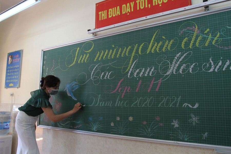 Viết chữ trang trí chào đón học sinh