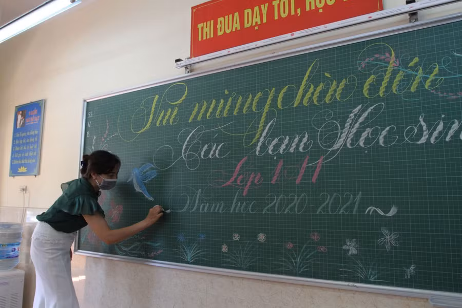 Viết chữ trang trí chào đón học sinh