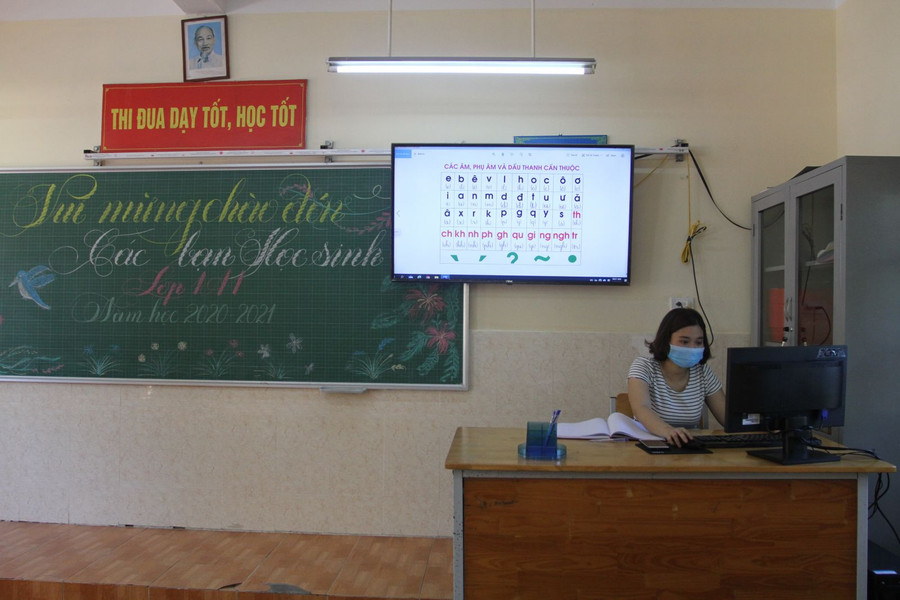 Các cô giáo chuẩn bị bài giảng cho học sinh