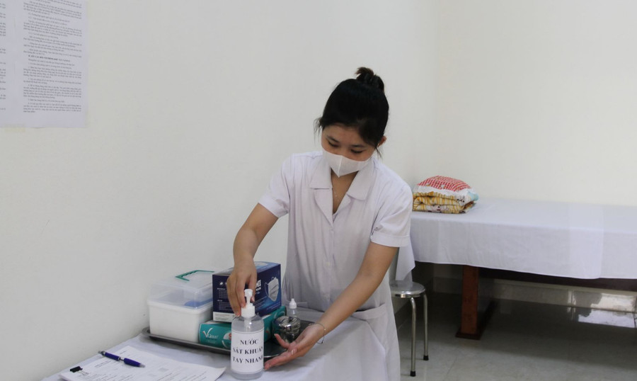 Chuẩn bị nước sát khuẩn tay tại phòng Y tế