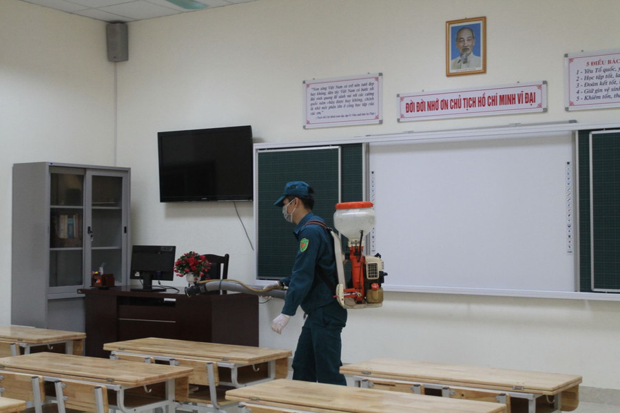 Các trường tiến hành phun hóa chất tiêu độc, diệt muỗi, khử trùng tại các phòng, lớp học, hành lang, cầu thang… bảo đảm an toàn vệ sinh môi trường cho học sinh.