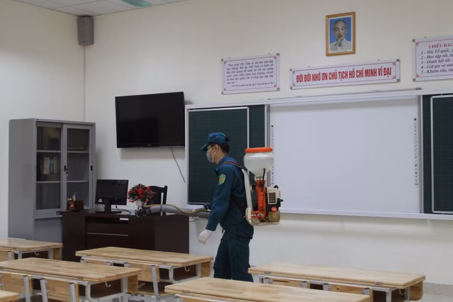 Các trường tiến hành phun hóa chất tiêu độc, diệt muỗi, khử trùng tại các phòng, lớp học, hành lang, cầu thang… bảo đảm an toàn vệ sinh môi trường cho học sinh.