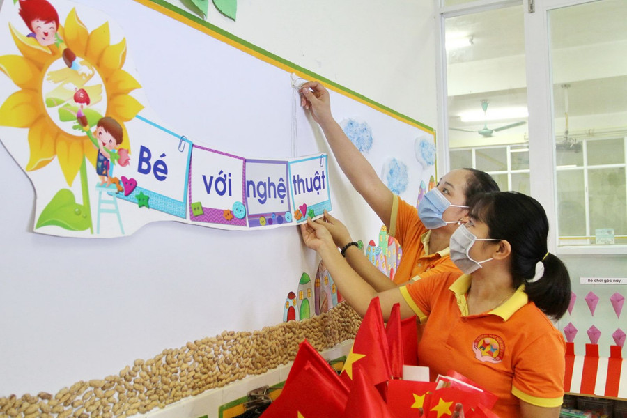 Các cô giáo mầm non chuẩn bị đón học sinh