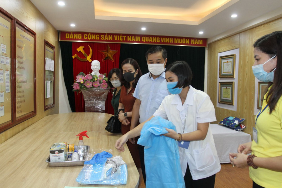 Lãnh đạo quận Hoàn Kiếm kiểm tra việc bố trí phòng cách ly tại trường Mầm non A