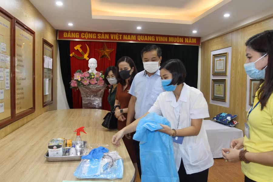 Lãnh đạo quận Hoàn Kiếm kiểm tra việc bố trí phòng cách ly tại trường Mầm non A