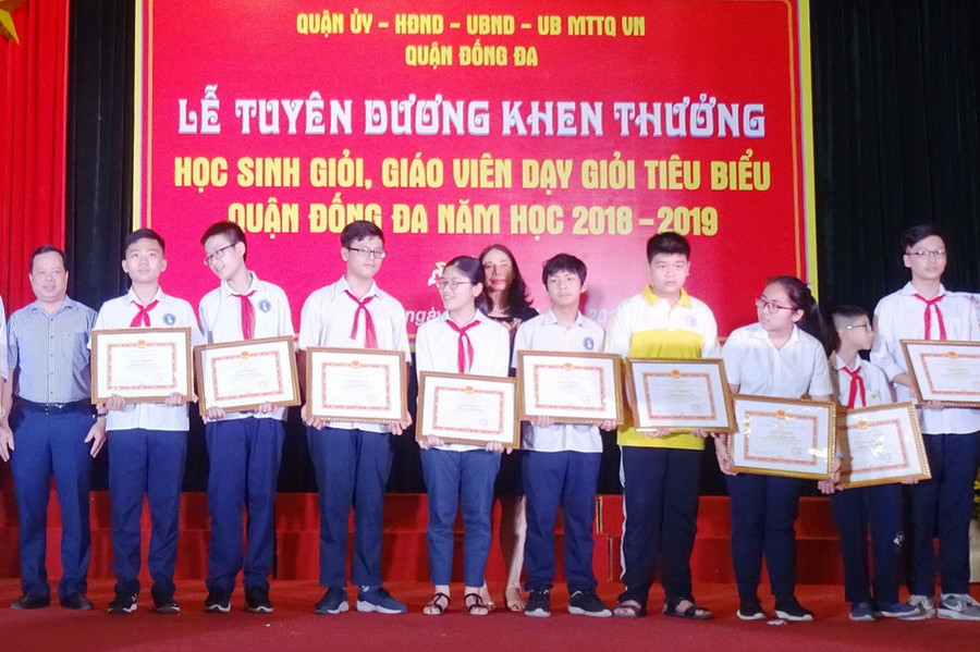 Lãnh đạo Quận Đống Đa tặng bằng khen cho các học sinh xuất sắc Lãnh đạo Quận Đống Đa tặng bằng khen cho các học sinh xuất sắc