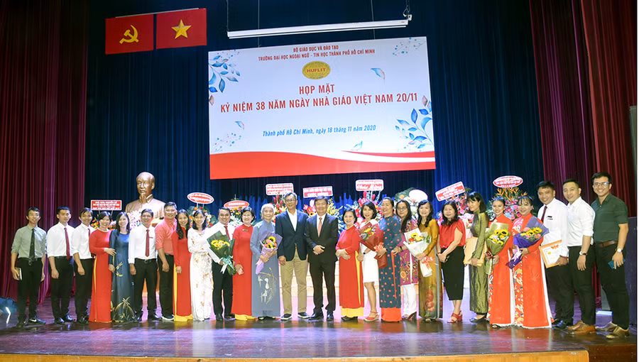 Niềm vui của tập thể sư phạm HUFLIT trong ngày họp mặt tri ân.