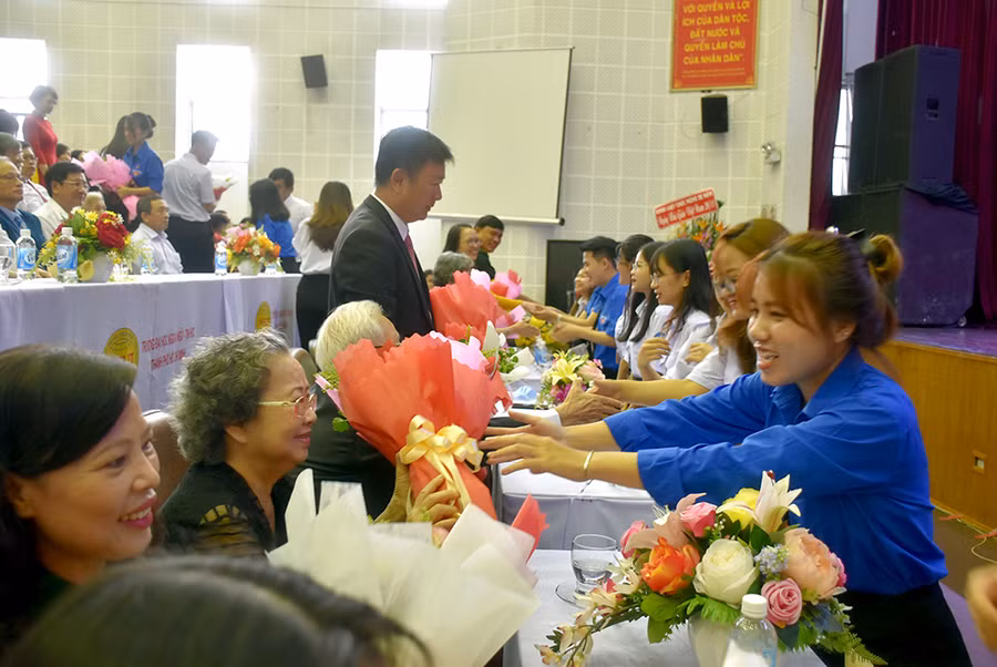 SV trường gửi đến lãnh đạo trường những đóa hoa tươi thắm thay lời cám ơn.