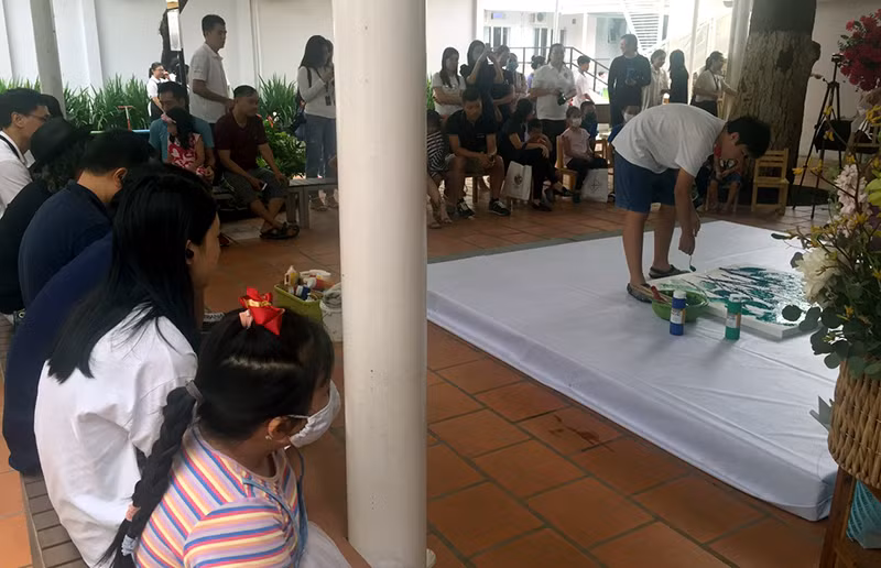 Xèo Chu thi triển tài năng hội họa trực tiếp tại sự kiện, sáng 29/11.