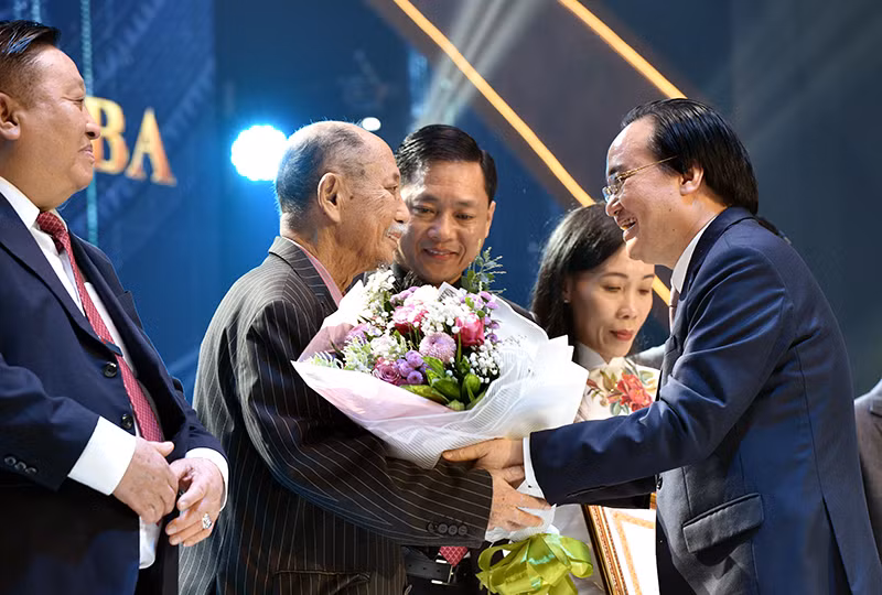 Bộ trưởng Phùng Xuân Nhạ tặng hoa chúc mừng ông Bùi Quang Độ - Chủ tịch HĐQT Công ty CP Tập đoàn Giáo dục Văn Lang - một trong những thành viên sáng lập VLU.