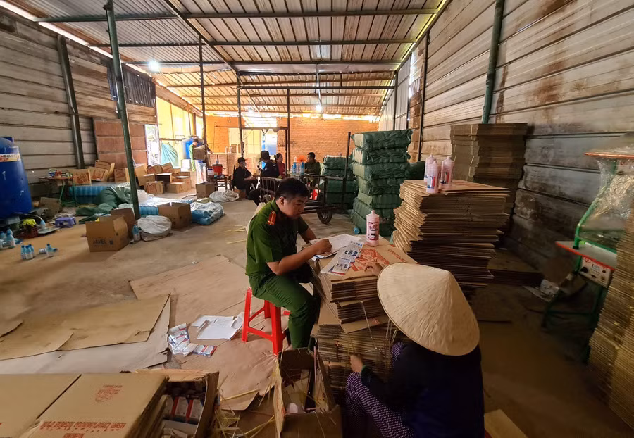 Lực lượng an ninh tiến hành lập biên bản vụ việc,