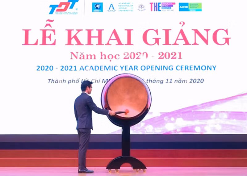 TS Trần Trọng Đạo đánh trống khai giảng năm học mới .