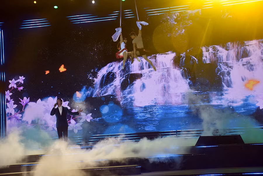 Ca sĩ Quang Dũng trình diễn tại đêm khai mạc.