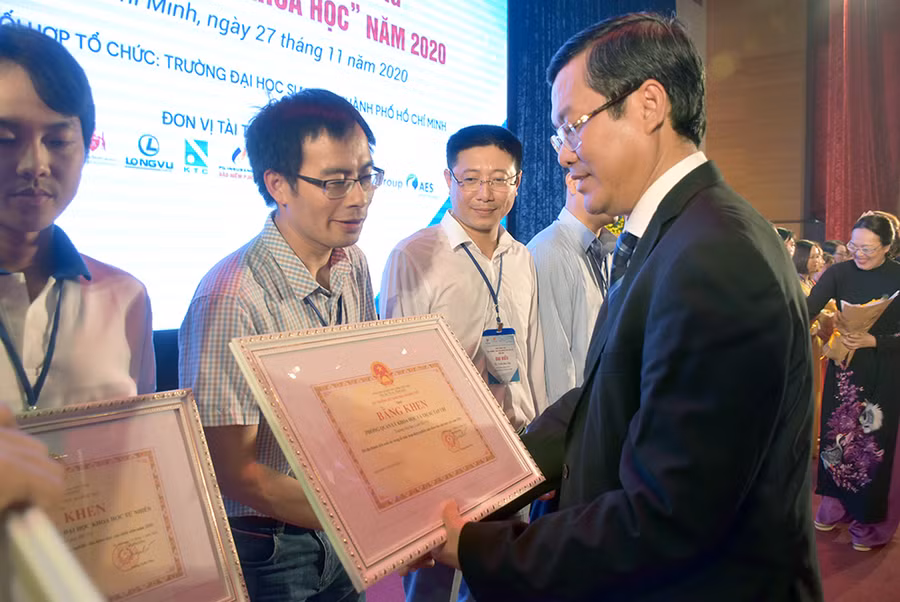 Thứ trưởng Bộ GD&amp;ĐT Nguyễn Văn Phúc trao bằng khen của Bộ GD&amp;ĐT cho GV các trường ĐH có SV đạt giải Nhất.