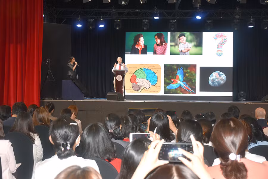 Ông Ted Farraday - Phó Chủ tịch Embassy Education, phát biểu tại hội thảo.