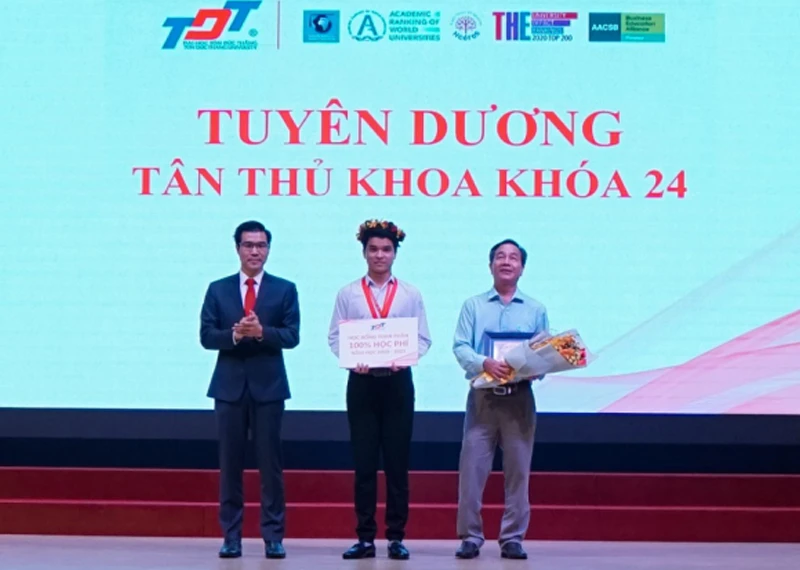 TS. Trần Trọng Đạo (bìa trái) - đại diện TDTU trao vòng nguyệt quế và học bổng cho tân thủ khoa Nguyễn Minh Đăng. Bên phải là thầy Nguyễn Văn Tâm, Hiệu trưởng Trường THPT Nguyễn Du, tỉnh Bà Rịa – Vũng Tàu (trường của tân thủ khoa nguyễn Minh Đăng).