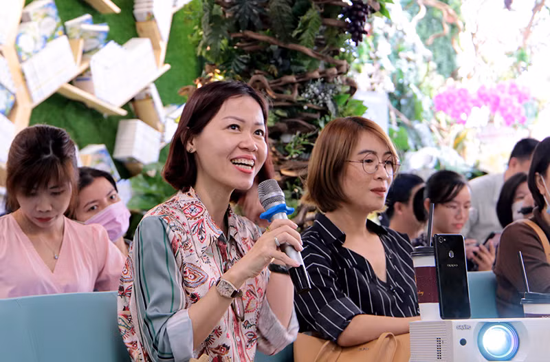 Người tham dự đặt câu hỏi cho MC Quỳnh Hương.