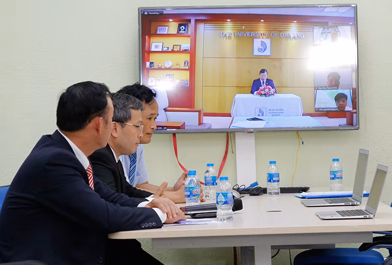 PGS.TS Lê Quang Sơn - Phó Giám đốc ĐH Đà Nẵng phát biểu tại điểm cầu Đà Nẵng.