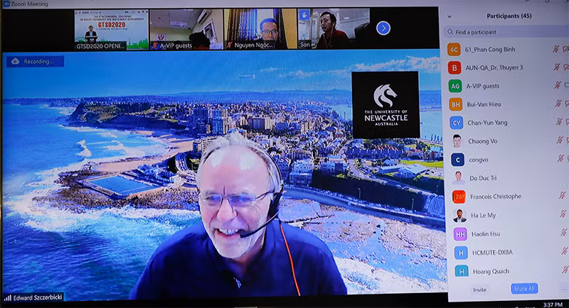 GS Edward Szczerbicki (ĐH Newcastle, Úc) phát biểu tại điểm cầu Úc.