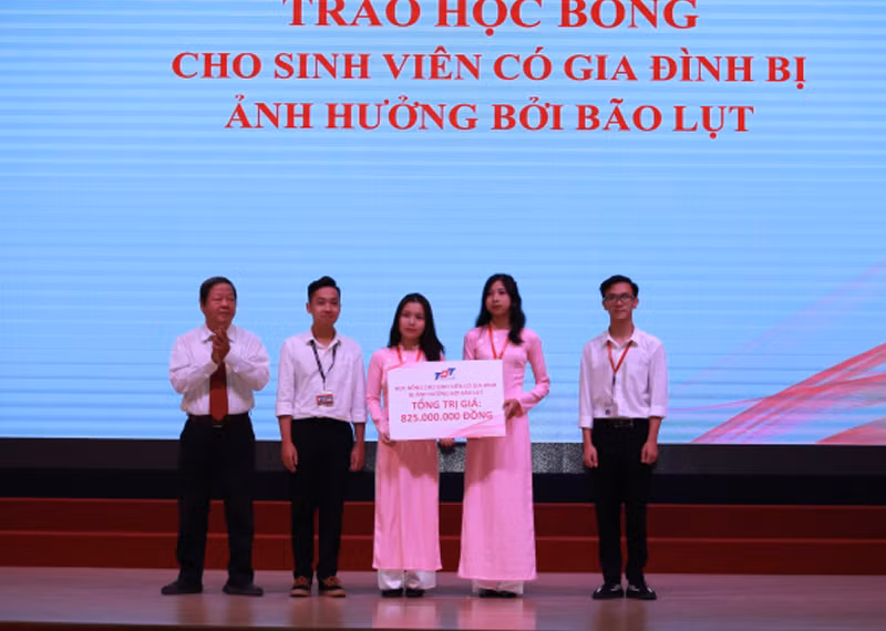 Trao học bổng cho sinh viên vùng lũ.