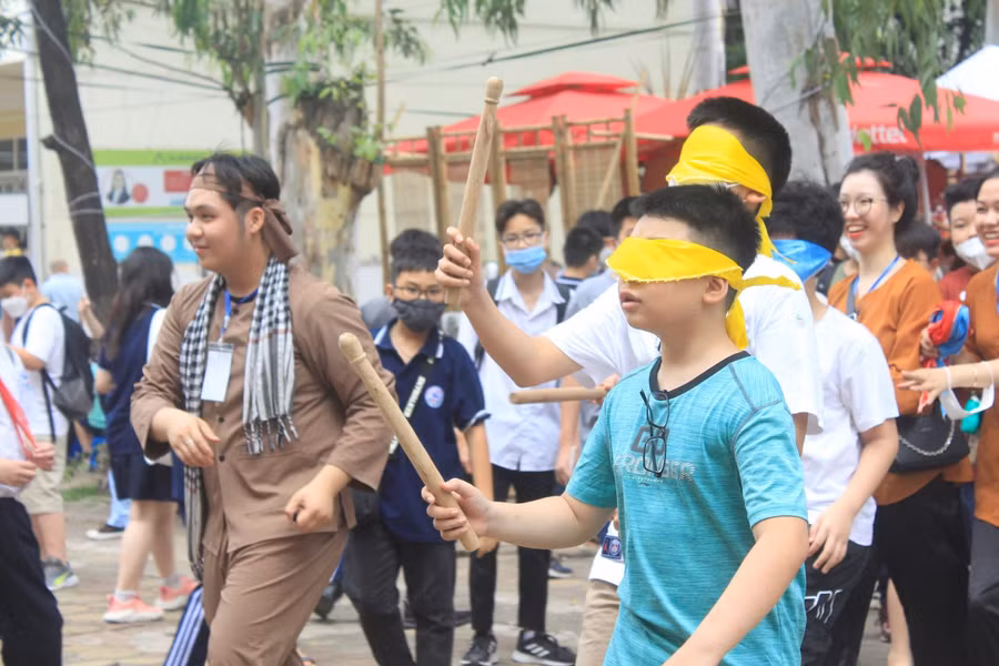 Học sinh trường THCS Giảng Võ hào hứng tham gia các trò chơi và hoạt động của Ngày hội "Nguồn cội - Lưu ký ức, Viết tương lai".