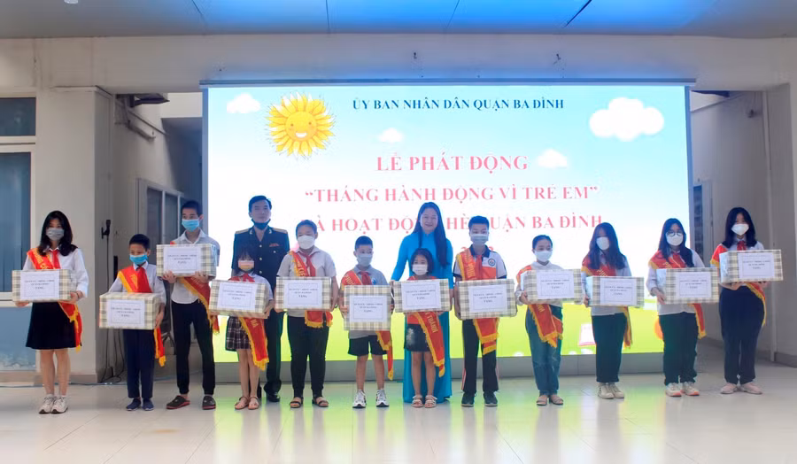 UBND quận trao tặng các xuất quà cho học sinh.