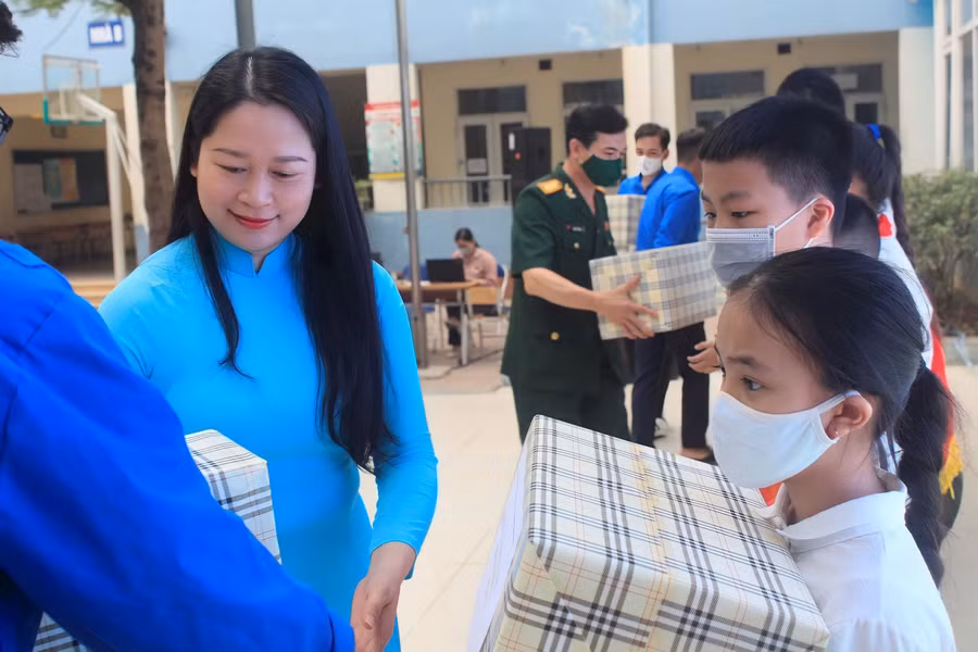 Bà Phạm Thị Diễm - Phó Chủ tịch UBND quận Ba Đình trao quà cho học sinh.