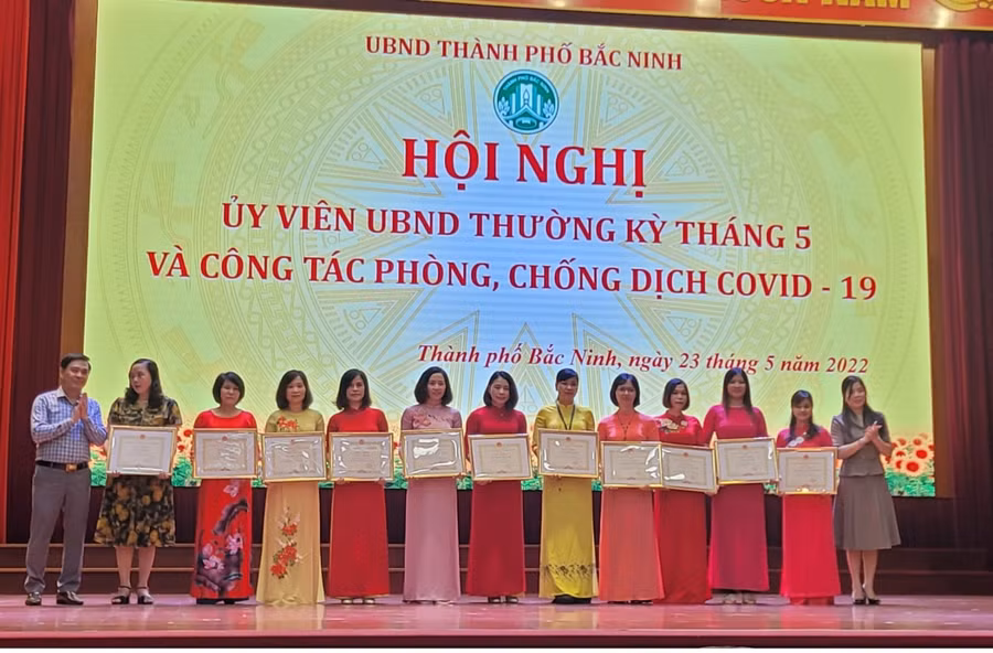 UBND thành phố Bắc Ninh khen thưởng đột xuất cho cá nhân, tập thể có thành tích xuất sắc.