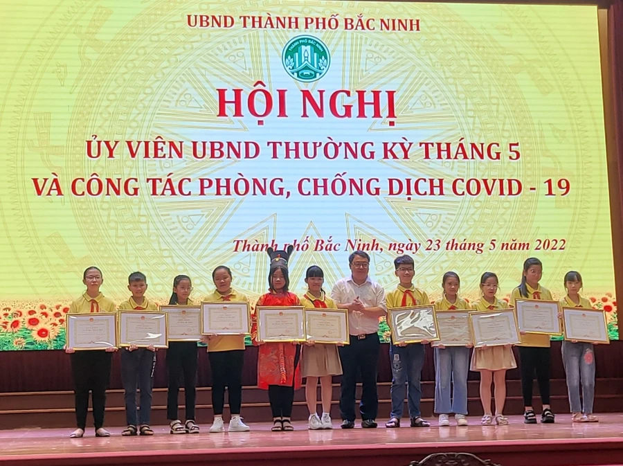 Chủ tịch UBND thành phố Bắc Ninh - Nguyễn Song Hà khen thưởng các em học sinh có thành tích xuất sắc.