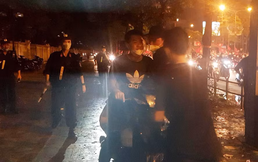 Lực lượng cảnh sát kiểm tra, ngăn chặn kịp thời nhiều đối tượng càn quấy trên phố.