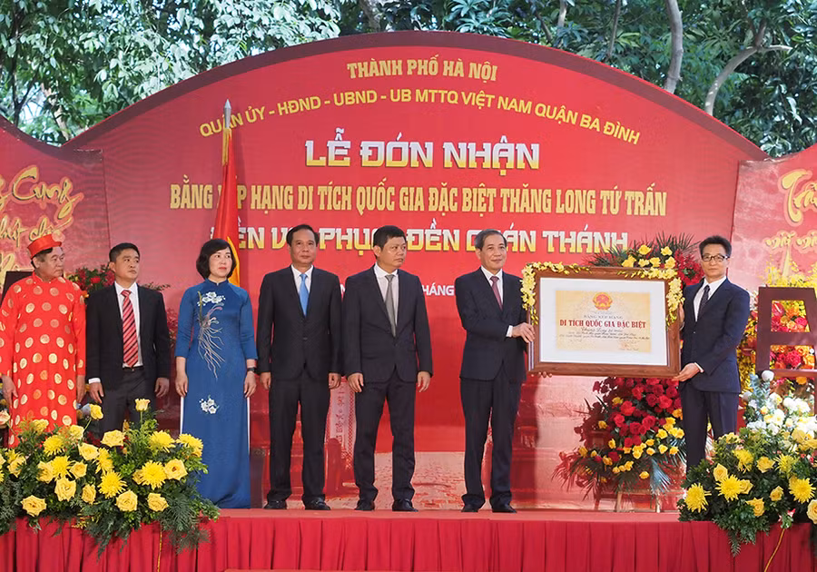 Phó Thủ tướng Chính phủ - Vũ Đức Đam trao bằng Bằng xếp hạng di tích quốc gia đặc biệt Thăng Long Tứ Trấn - đền Voi Phục và đền Quán Thánh. 