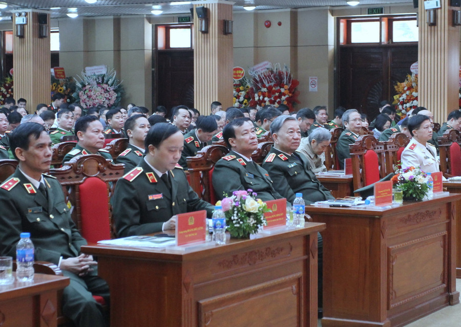 Các đại biểu dự buổi lễ.