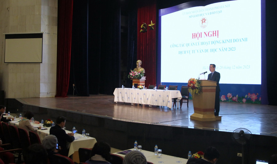 Giám đốc Sở GD&ĐT Hà Nội Trần Thế Cương phát biểu tại hội nghị. Giám đốc Sở GD&ĐT Hà Nội Trần Thế Cương phát biểu tại hội nghị.