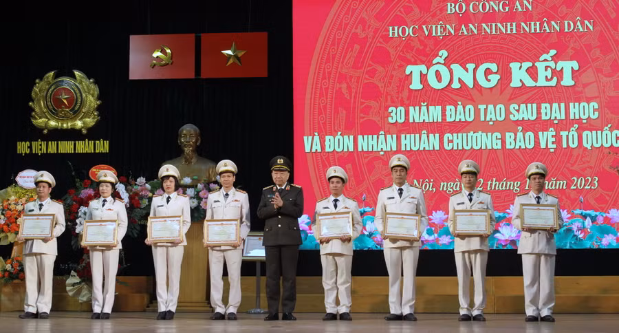 Bộ trưởng Bộ Công an Tô Lâm tặng Bằng khen cho các tập thể và cá nhân có thành tích xuất sắc.