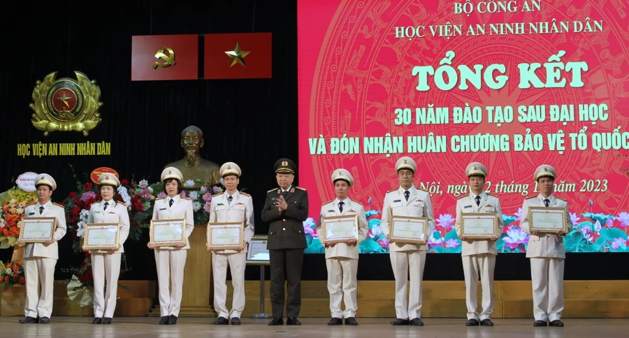 Bộ trưởng Bộ Công an Tô Lâm tặng Bằng khen cho các tập thể và cá nhân có thành tích xuất sắc.