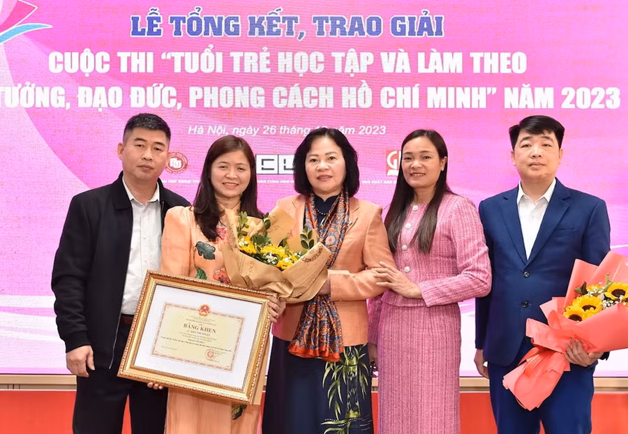 Cô giáo Đào Thị Thuận giành giải Nhất cuộc thi Học và làm theo Bác năm 2023.