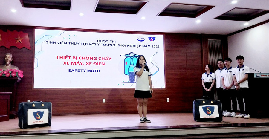 Nhóm nghiên cứu trình bày ý tưởng tại Cuộc thi “Sinh viên Thủy với ý tưởng khởi nghiệp”. Nhóm nghiên cứu trình bày ý tưởng tại Cuộc thi “Sinh viên Thủy với ý tưởng khởi nghiệp”.