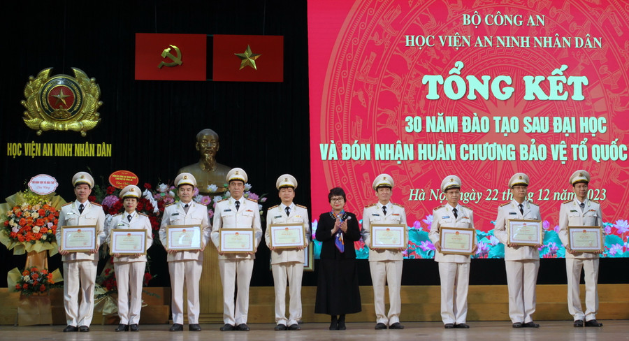 Vụ trưởng Vụ Giáo dục Đại học Nguyễn Thu Thủy trao Bằng khen của Bộ trưởng Bộ GD&amp;ĐT tặng các tập thể, cá nhân tiêu biểu.