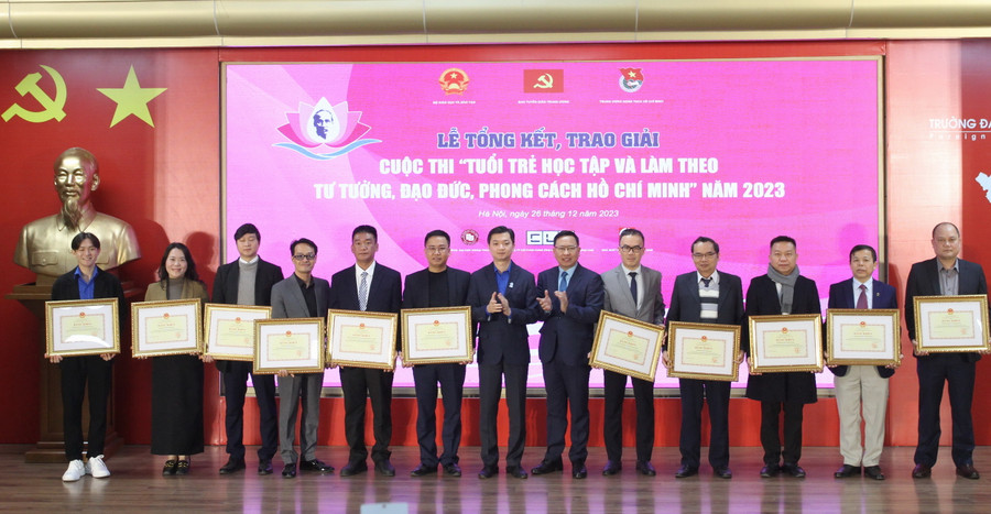 Ban tổ chức trao bằng khen cho các cơ sở giáo dục đại học có thành tích xuất sắc. Ban tổ chức trao bằng khen cho các cơ sở giáo dục đại học có thành tích xuất sắc.