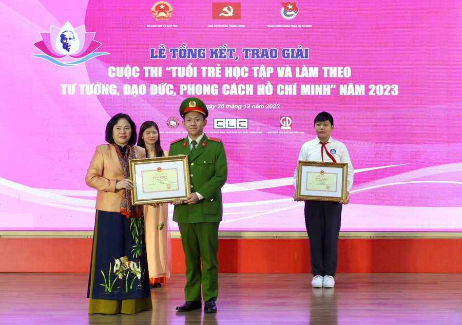 Nguyễn Văn Nghĩa nhận bằng khen trong lễ tổng kết, trao giải cuộc thi.