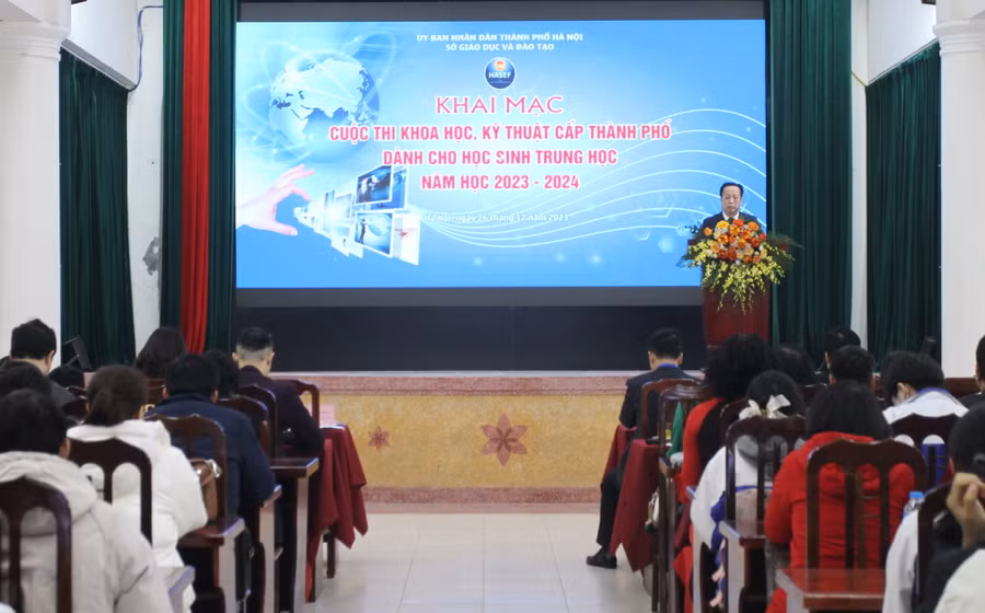 Giám đốc Sở GD&amp;ĐT Hà Nội Trần Thế Cương phát biểu khai mạc.