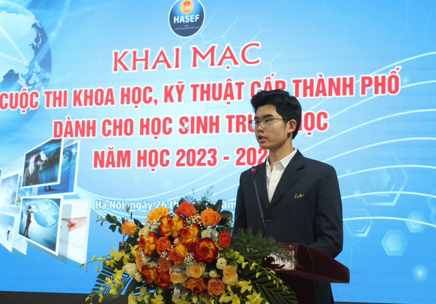 Em Lê Đức Minh, học sinh lớp 11D2 Trường THPT Chu Văn An chia sẻ cảm xúc tại lễ khai mạc. Em Lê Đức Minh, học sinh lớp 11D2 Trường THPT Chu Văn An chia sẻ cảm xúc tại lễ khai mạc.