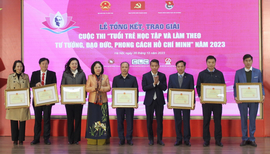 Ban tổ chức trao bằng khen cho các Sở GD&ĐT có thành tích xuất sắc. Ban tổ chức trao bằng khen cho các Sở GD&ĐT có thành tích xuất sắc.